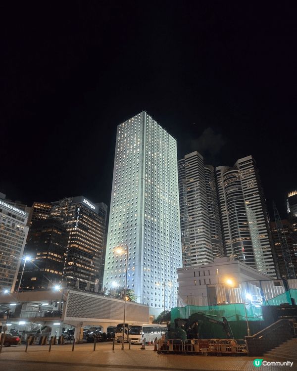 中環嘅夜景配合維港景致，美不勝收，熱鬧得嚟又好寂靜。