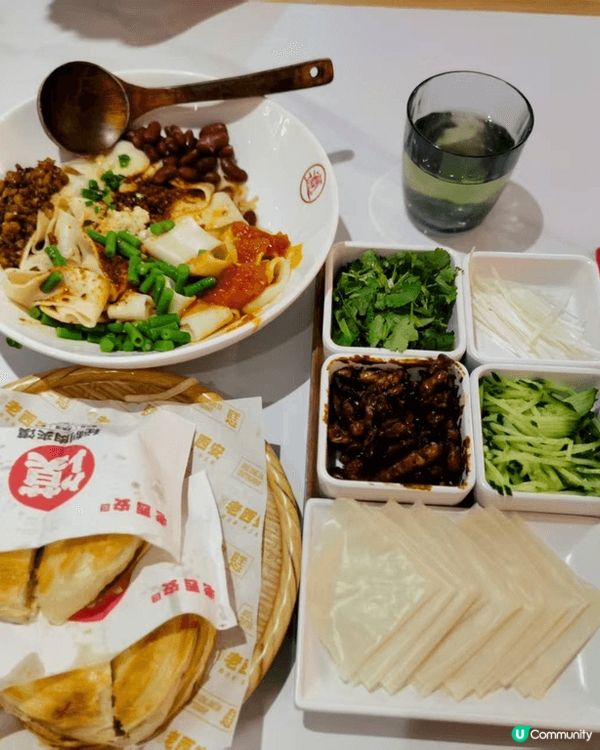 北上遊玩帶仔仔去試西北菜，估唔到佢哋都話正，尤其推介醬汁肉夾...