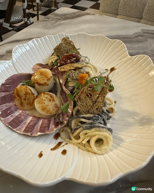 Royal inn 龍蝦湯好飲，T骨扒好煙韌！沙律薯條好味😋...