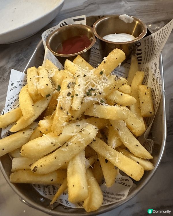 Royal inn 龍蝦湯好飲，T骨扒好煙韌！沙律薯條好味😋...
