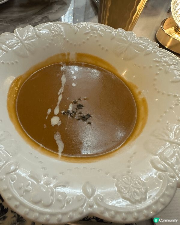 Royal inn 龍蝦湯好飲，T骨扒好煙韌！沙律薯條好味😋...