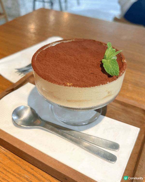 位於太子與深水埗交界的不苦，是一間木系cafe，店內很有空間...