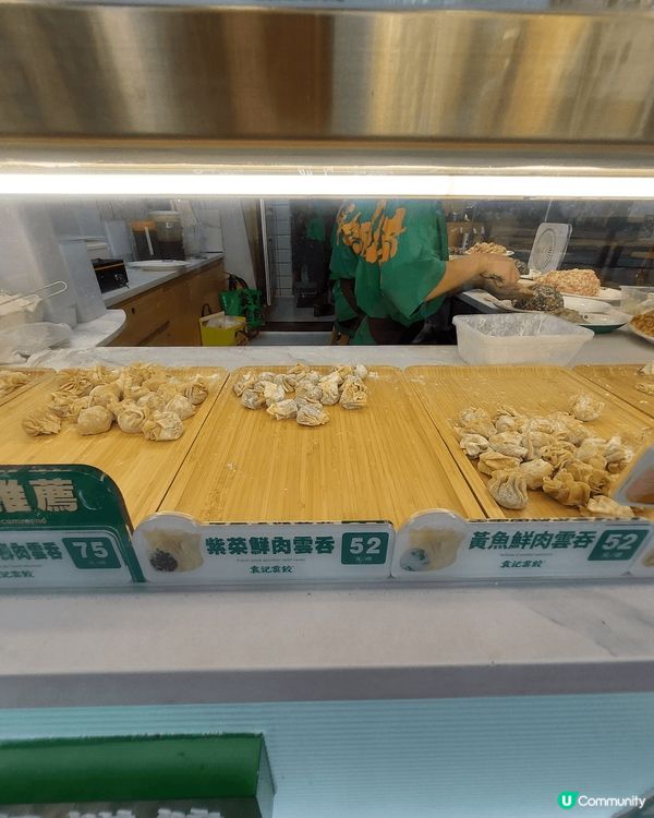 旺角亞皆老街25-27號地下袁記雲餃，佢即叫即煮，在我眼前包...