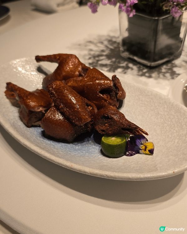 這幾張圖片展示了深圳悅景酒家的精緻粵菜，展現了傳統與創意並存...