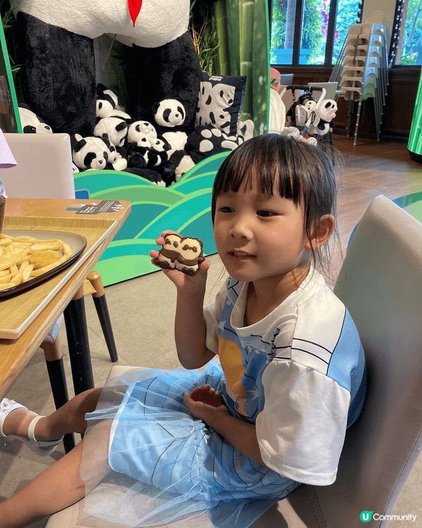 海洋公園的熊貓薈餐廳，有熊貓主題的特色兒童餐，除左餐廳的大型...