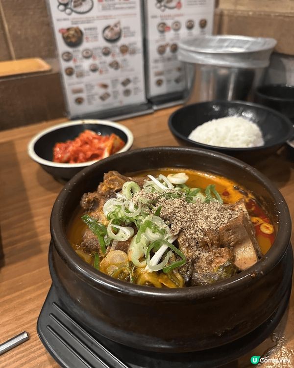 韓式牛骨鍋湯頭濃郁，口感滑嫩，牛骨的鮮香與香料的風味完美融合...