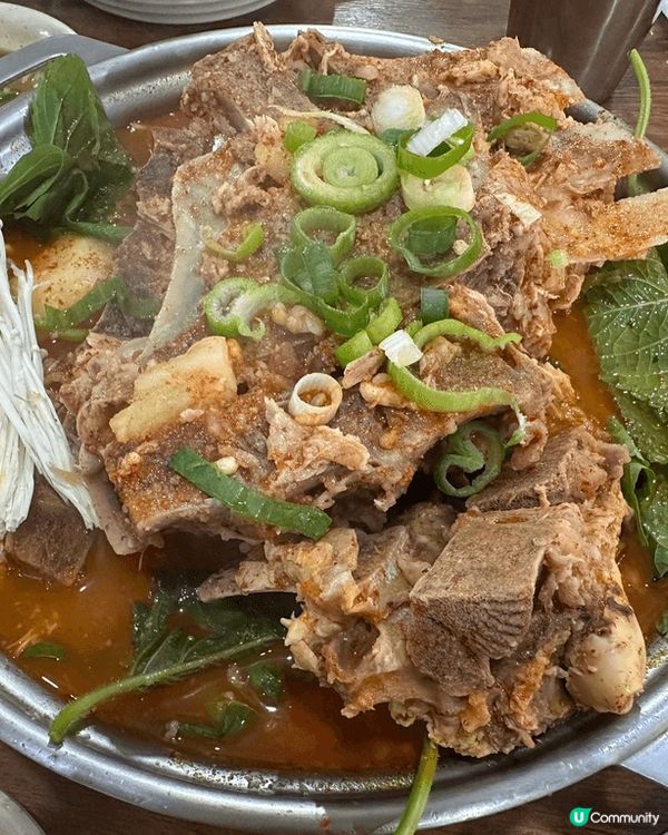 韓式牛骨鍋湯頭濃郁，口感滑嫩，牛骨的鮮香與香料的風味完美融合...