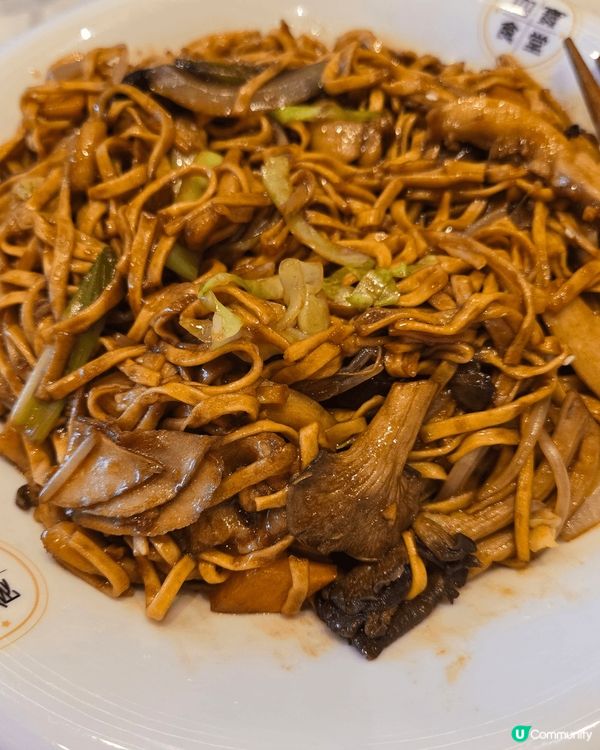 啟德四寶飯堂著名干炒野菌伊麵，不太油脷，有口感，價格合理。