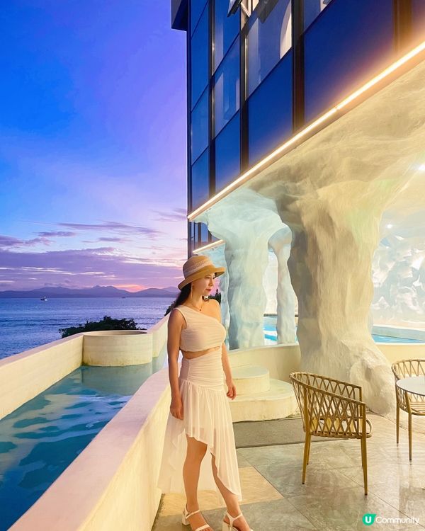 吹着慵懶的海風💨😌日落黃昏每刻天色都在變幻💗在天黑之前🥰目光...