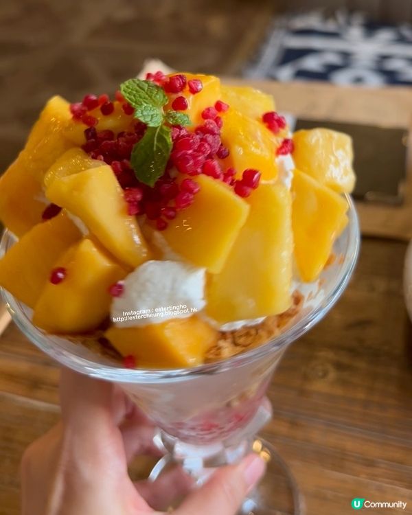 用完熟芒果做的 🥭 芒果芭菲