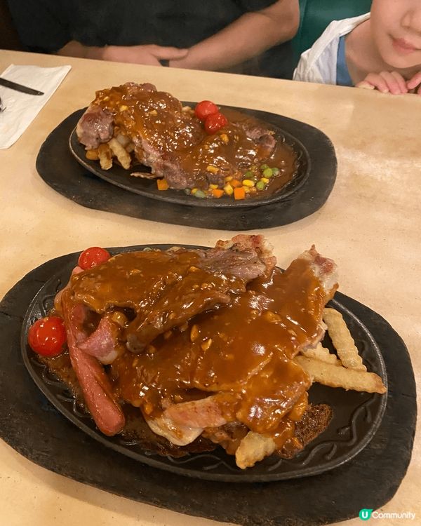 第尾餐廳的鐵板牛排香氣撲鼻，黑椒或蒜蓉醬汁惹味十足，牛扒煎得...