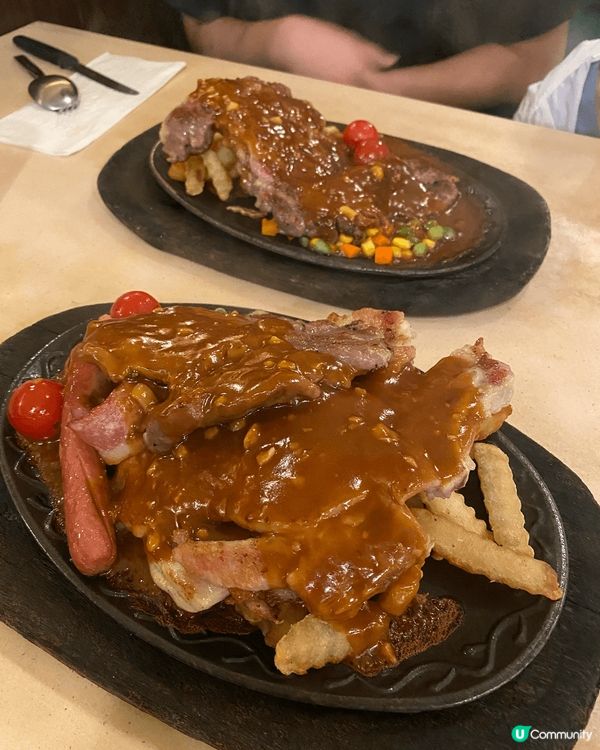 第尾餐廳的鐵板牛排香氣撲鼻，黑椒或蒜蓉醬汁惹味十足，牛扒煎得...