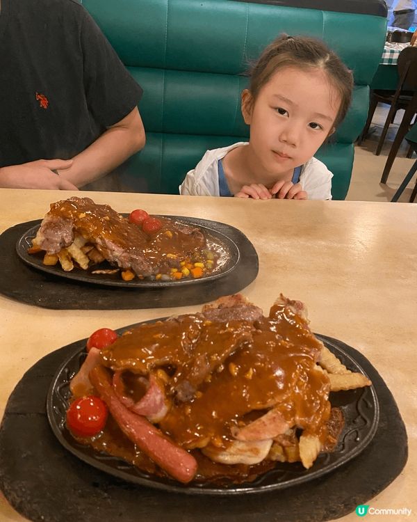 第尾餐廳的鐵板牛排香氣撲鼻，黑椒或蒜蓉醬汁惹味十足，牛扒煎得...