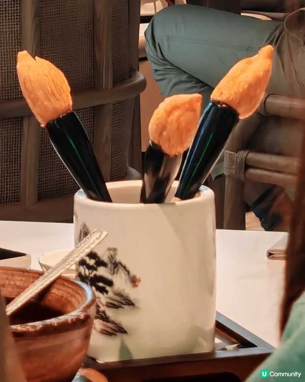 位於朗豪坊嘅綠茶餐廳有好多特色大家食品, 就好似上載不知毛筆...