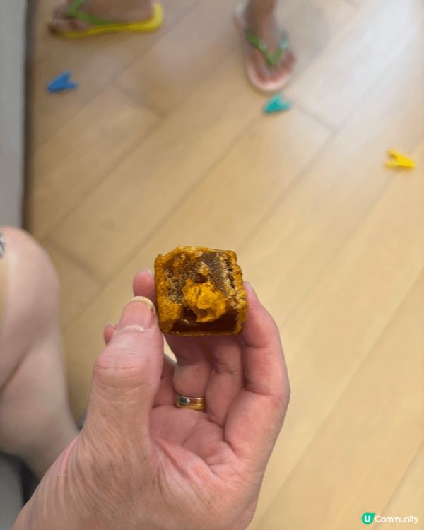 奇華餅家的八星拱月月餅禮盒，外型是一個八角型，配上中秋花燈和...