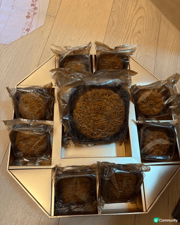 奇華餅家的八星拱月月餅禮盒，外型是一個八角型，配上中秋花燈和...