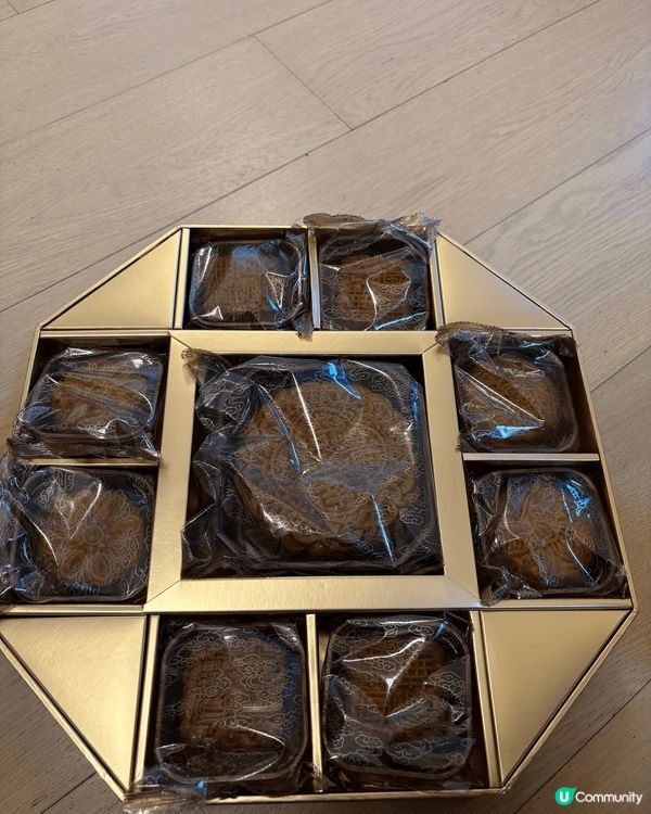奇華餅家的八星拱月月餅禮盒，外型是一個八角型，配上中秋花燈和...