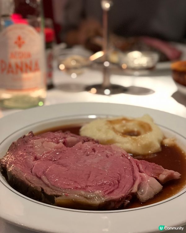 銀餐車席前切肉,這一餐是儀式感本身