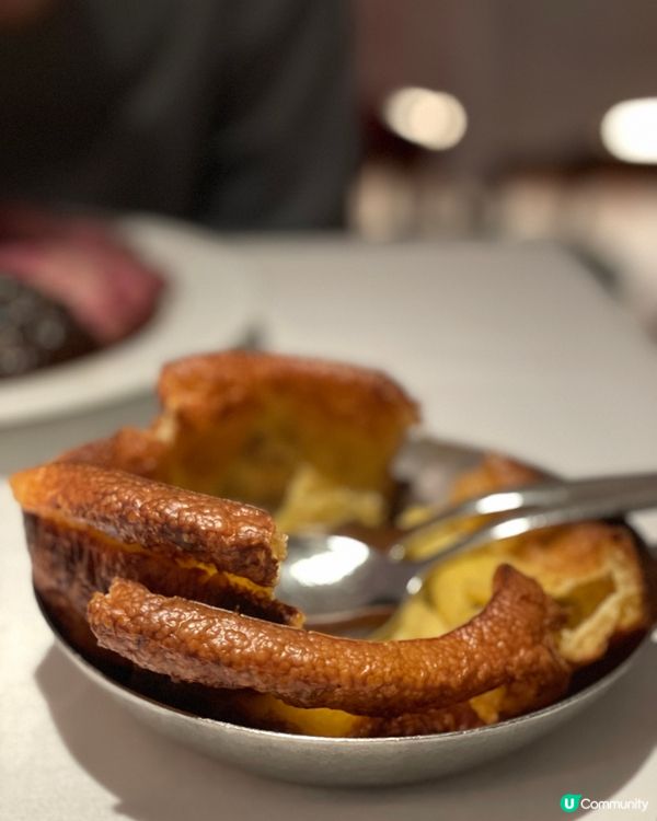 銀餐車席前切肉,這一餐是儀式感本身