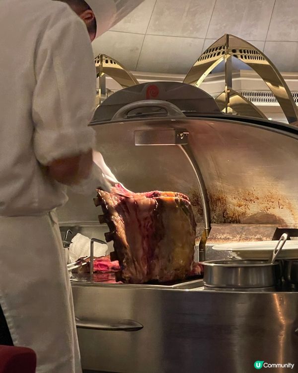 銀餐車席前切肉,這一餐是儀式感本身