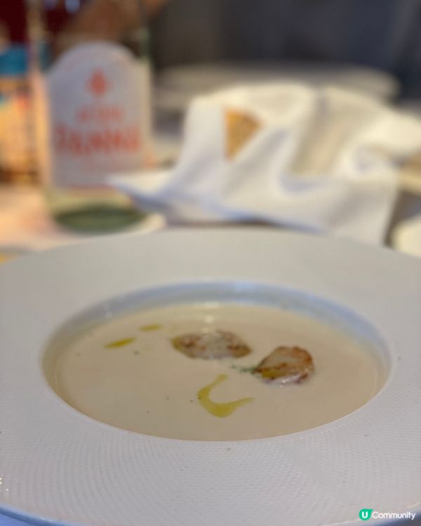 銀餐車席前切肉,這一餐是儀式感本身