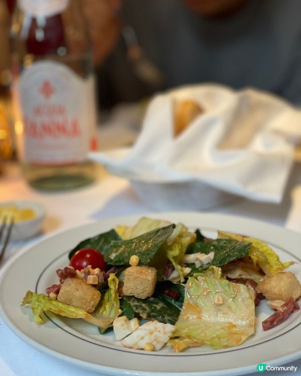 銀餐車席前切肉,這一餐是儀式感本身