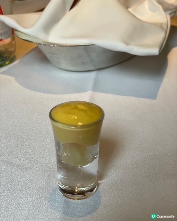 銀餐車席前切肉,這一餐是儀式感本身