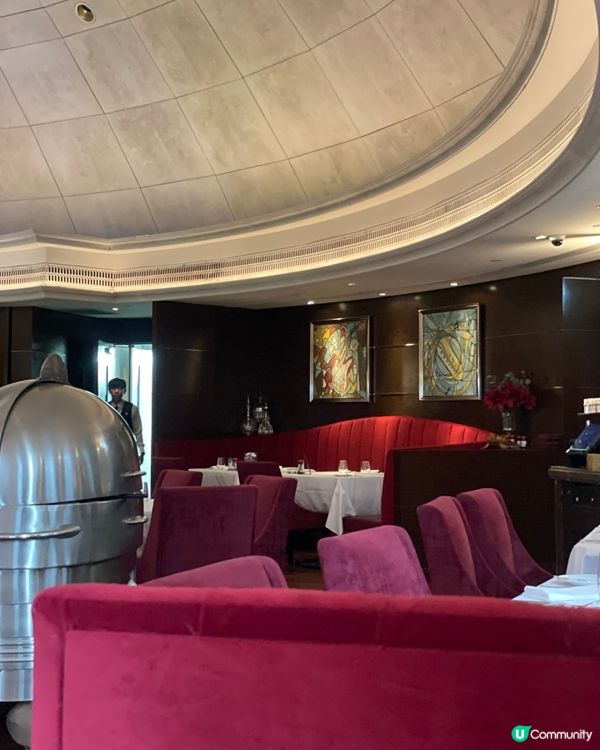 銀餐車席前切肉,這一餐是儀式感本身