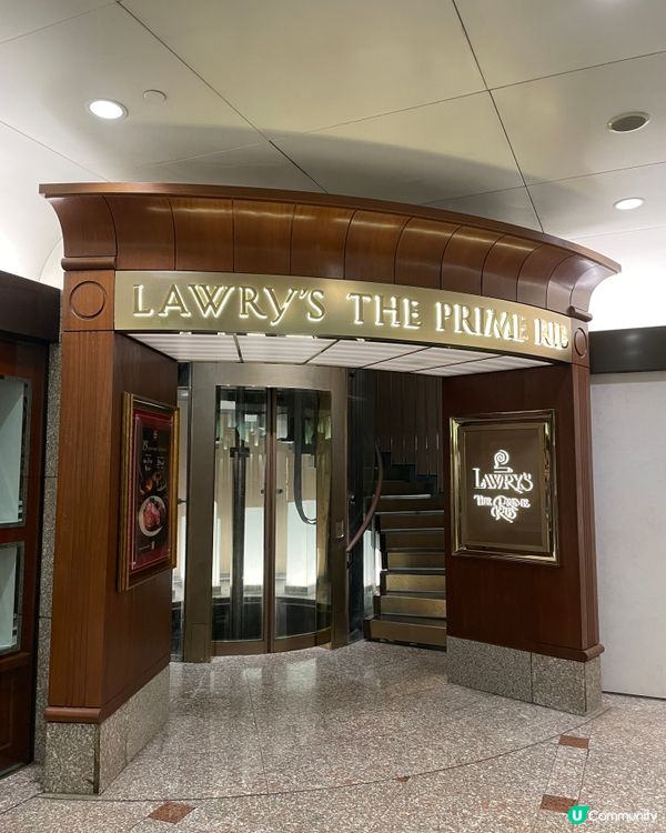 銀餐車席前切肉,這一餐是儀式感本身