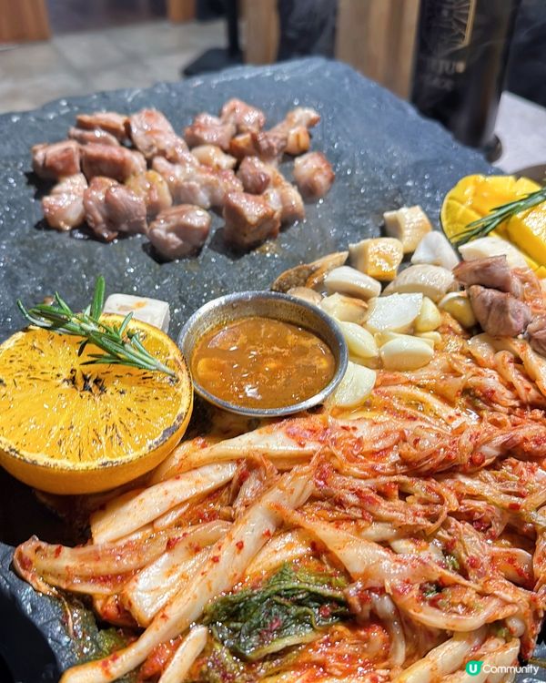 🔥火山石烤板 x 炙燒黑毛豬 ｜岩洞主題燒肉登陸中環