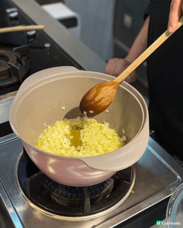 呢個咁大個咁高嘅湯煲係類似易潔鑊嘅質地，外面有粉紅色勁靚可以...