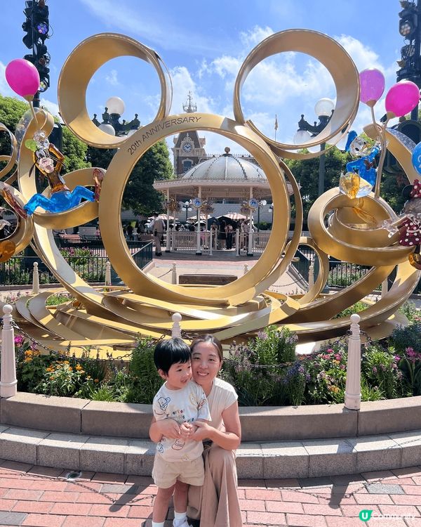 我覺得香港迪士尼樂園值得推介。首先，它擁有全球唯一的迷離莊園...