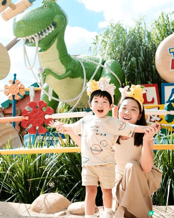 我覺得香港迪士尼樂園值得推介。首先，它擁有全球唯一的迷離莊園...