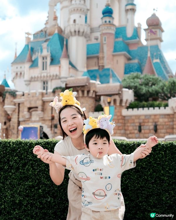 我覺得香港迪士尼樂園值得推介。首先，它擁有全球唯一的迷離莊園...