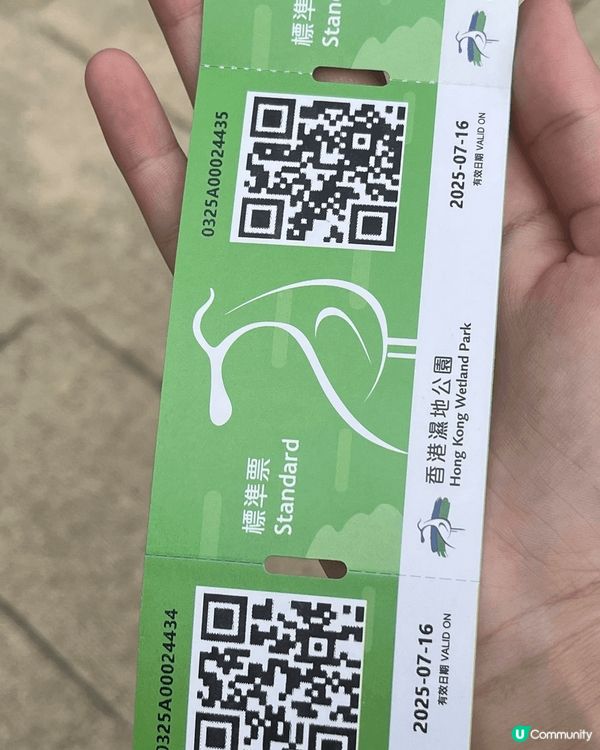 香港濕地公園是一個絕佳的攝影熱點，翠綠的植物與清澈的水面相映...