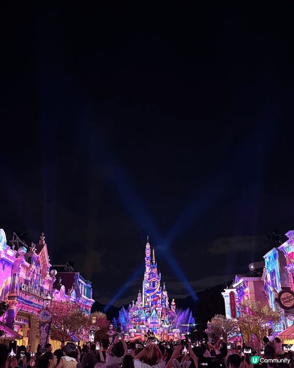 香港迪士尼樂園，充滿童心且夢幻，隨著節日還會推出不同活動和商...