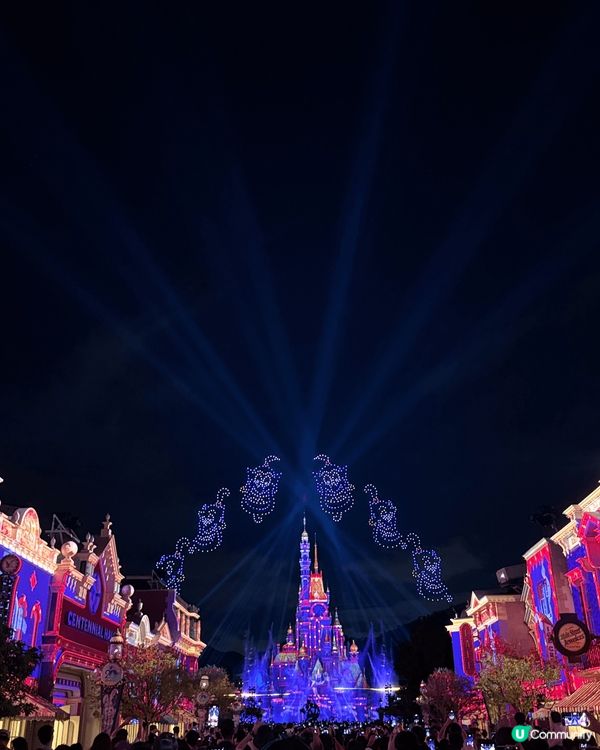 香港迪士尼樂園，充滿童心且夢幻，隨著節日還會推出不同活動和商...