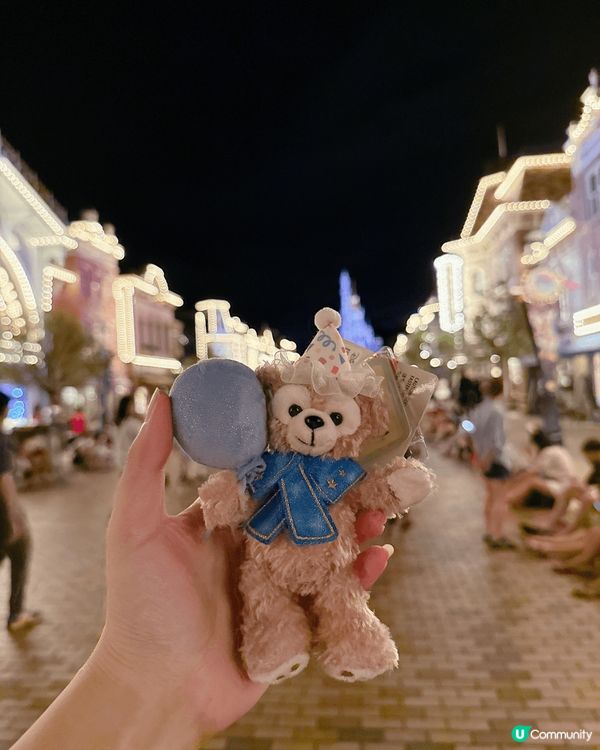 香港迪士尼樂園，充滿童心且夢幻，隨著節日還會推出不同活動和商...