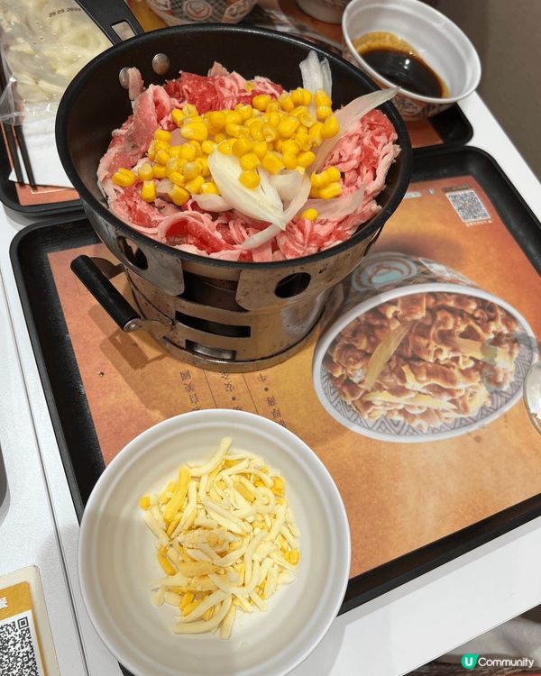 以上三張圖片都展示了我女女的美食之旅。第一張相中，她高興地拿...