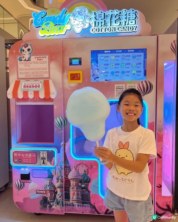 以上三張圖片都展示了我女女的美食之旅。第一張相中，她高興地拿...