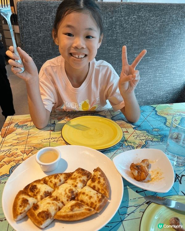 以上三張圖片都展示了我女女的美食之旅。第一張相中，她高興地拿...