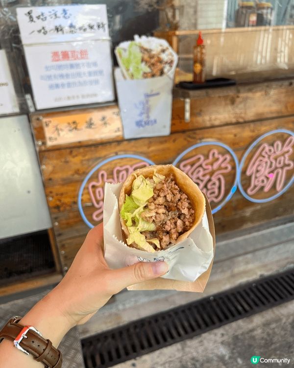 大澳美食：大澳餅店嘅沙翁名不虛傳，新鮮出爐，超濃蛋香味，越食...