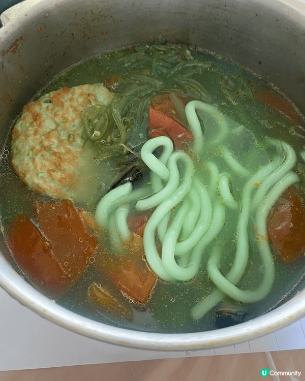呢鍋湯有綠色烏冬麵、番茄、菜心同一塊魚餅，湯清淡帶少少油光，...