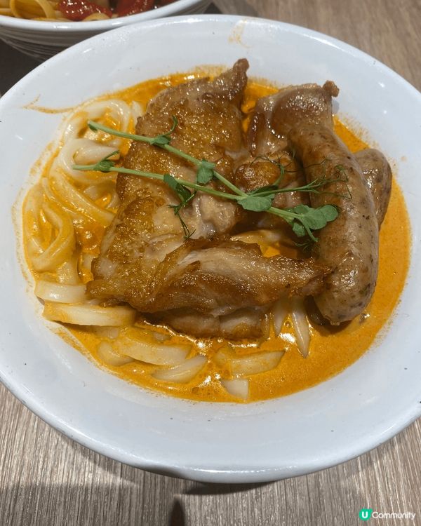 呢鍋湯有綠色烏冬麵、番茄、菜心同一塊魚餅，湯清淡帶少少油光，...