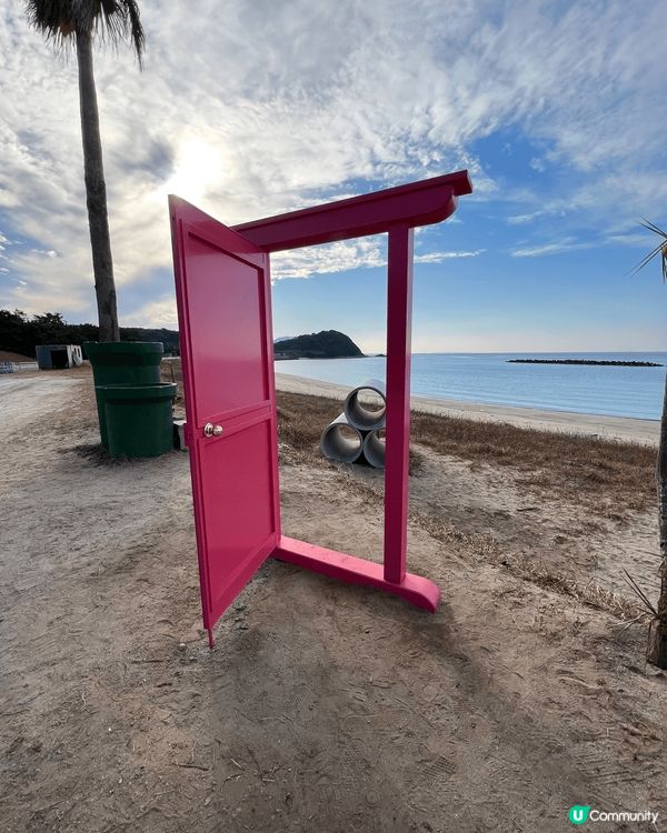 福岡的海上鳥居是非常獨特且寧靜的景點，這個鳥居並非孤立在海中...