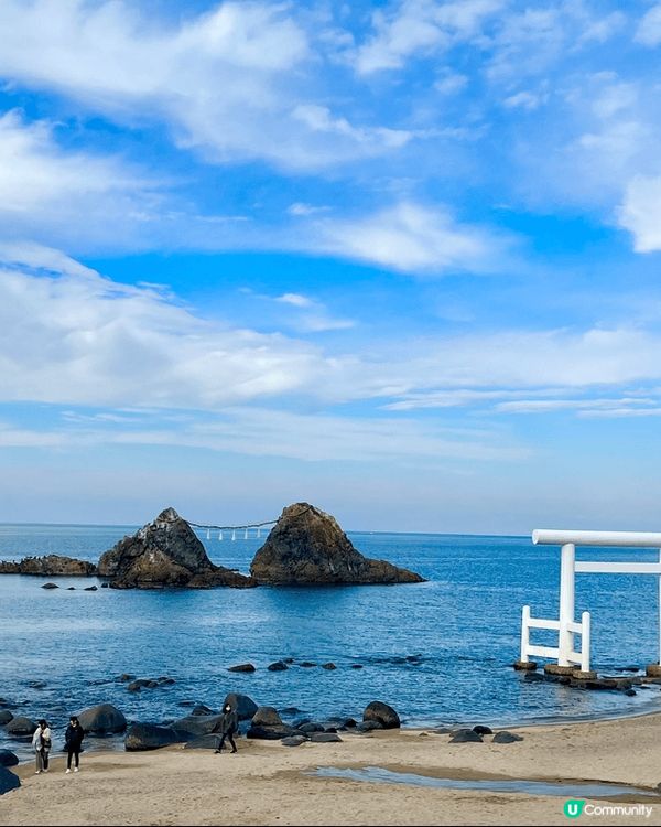 福岡的海上鳥居是非常獨特且寧靜的景點，這個鳥居並非孤立在海中...