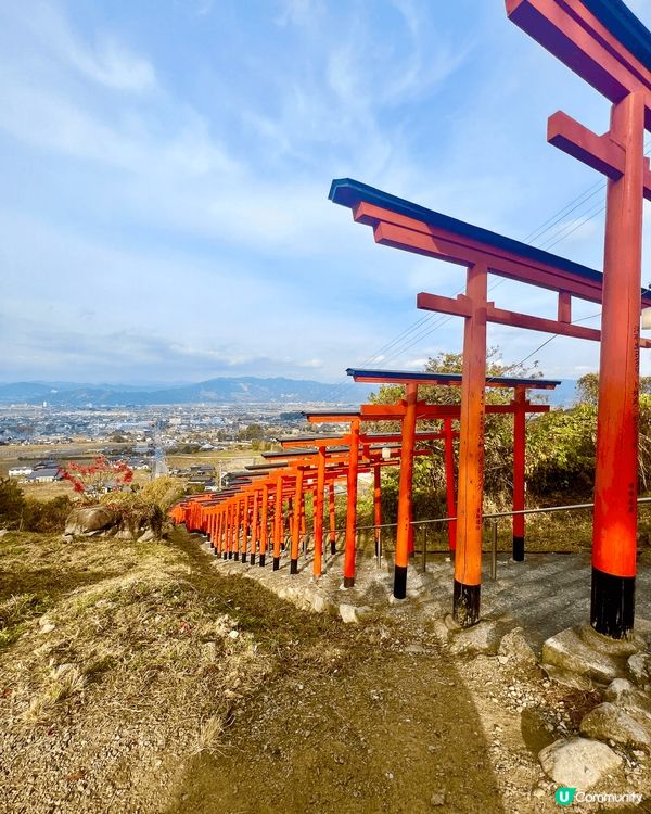 福岡的海上鳥居是非常獨特且寧靜的景點，這個鳥居並非孤立在海中...