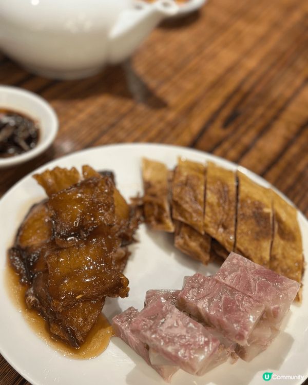 在老上海飯店品嚐上海菜是一個美妙的經歷，以下是幾道代表性的菜...