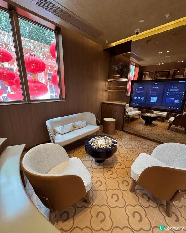 灣仔利東街開始營業的茶飲店霸王茶姬，樓上雅座環境極寫意，可以...