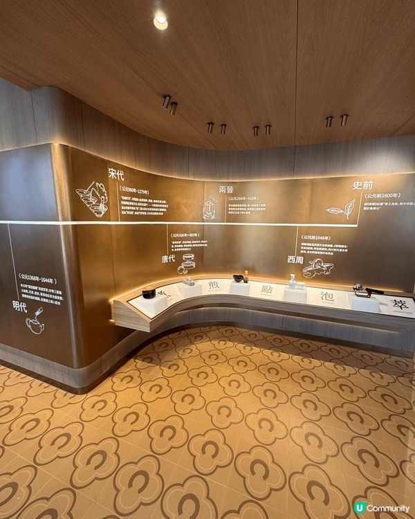 灣仔利東街開始營業的茶飲店霸王茶姬，樓上雅座環境極寫意，可以...